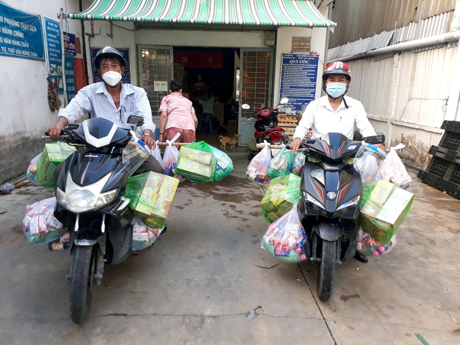 Lực lượng tình nguyện chuyển lương thực, thực phẩm đến công nhân, người lao động nghèo ở các khu trọ, khu vực bị phong tỏa.