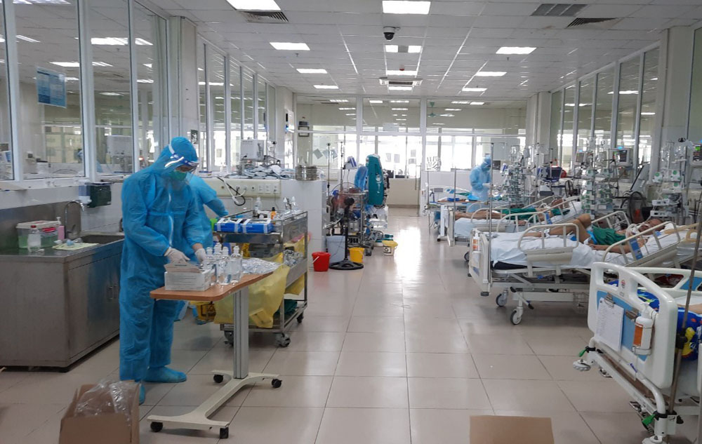 Từ khi bùng phát đợt dịch COVID-19 thứ tư đến nay, các bác sĩ, điều dưỡng của Khoa Hồi sức tích cực - Bệnh viện Bệnh Nhiệt đới Trung ương cơ sở 2 (Kim Chung, Đông Anh, Hà Nội) làm việc không kể ngày đêm để giành giật sự sống cho bệnh nhân nặng.