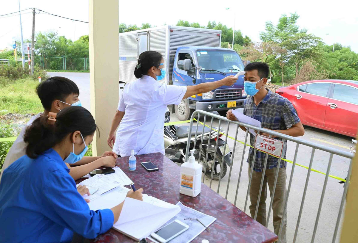Lực lượng chức năng làm nhiệm vụ tại chốt kiểm soát trên Đê sông Đáy, xã Song Phương, huyện Hoài Đức.
