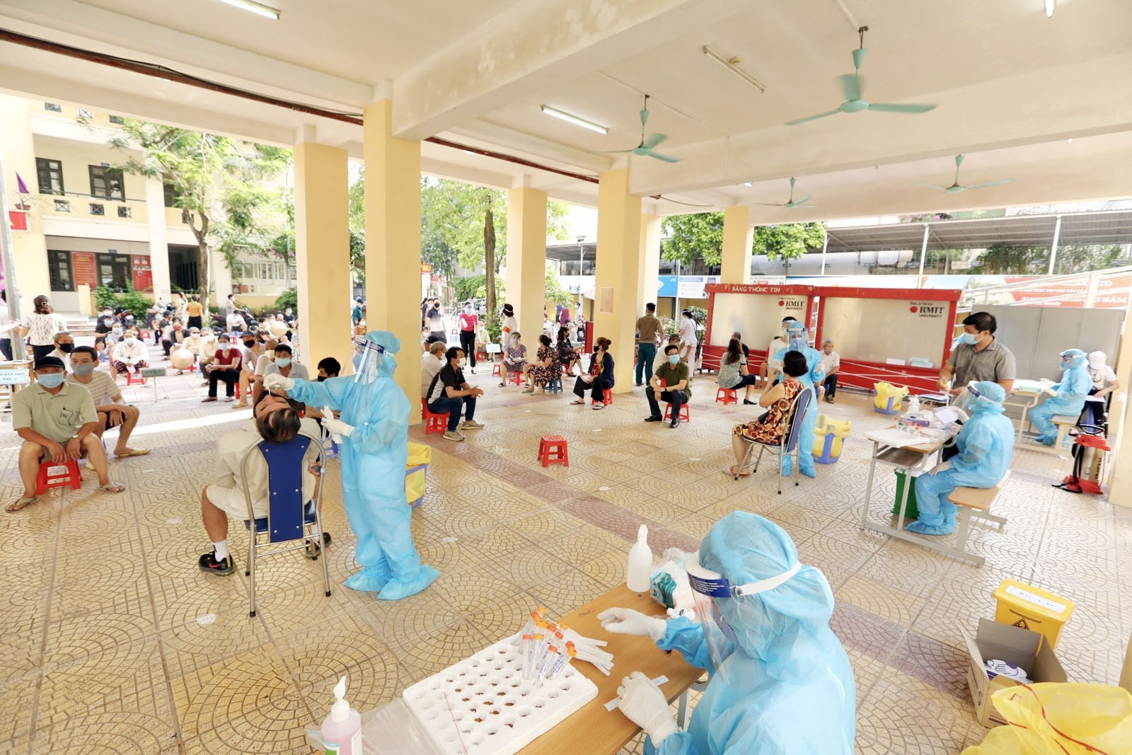 Nhân viên y tế quận Hai Bà Trưng phối hợp với y tế phường Bạch Mai lấy mẫu xét nghiệm COVID-19 cho các trường hợp thuộc khu vực có nguy cơ cao.