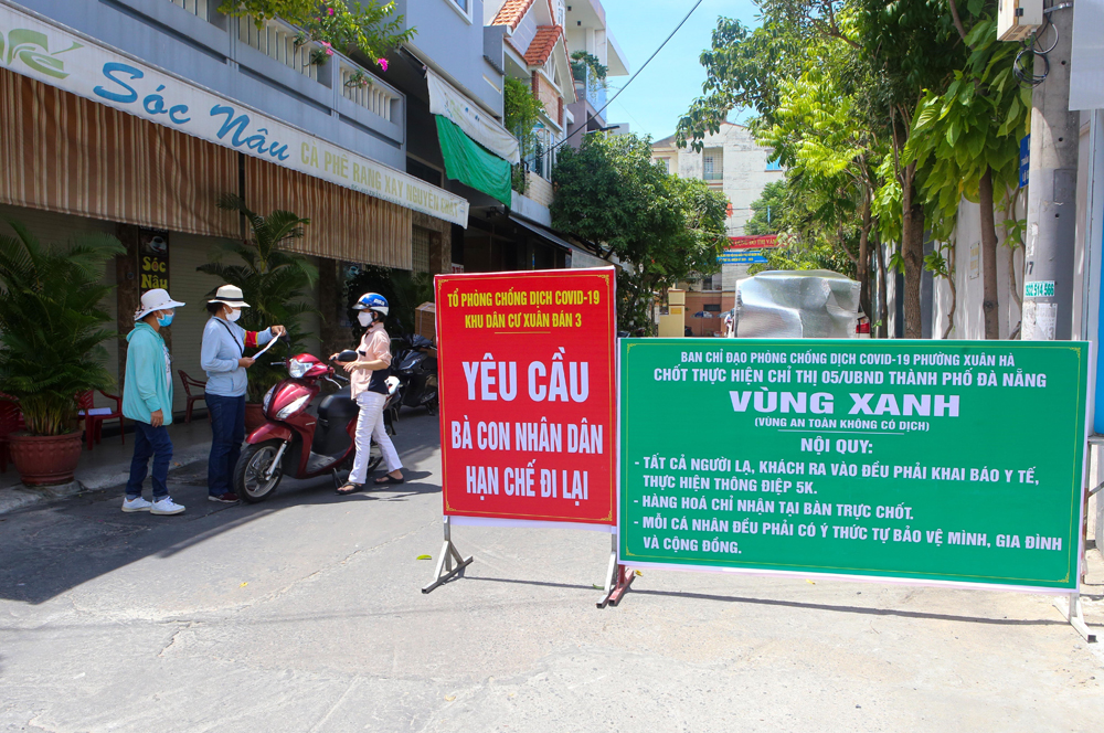 Kiểm tra giấy tờ khu vực "vùng xanh" tại điểm chốt khu dân cư Xuân Đán 3 ở Đà Nẵng để hạn chế người lạ ra vào nhằm phòng, chống dịch.