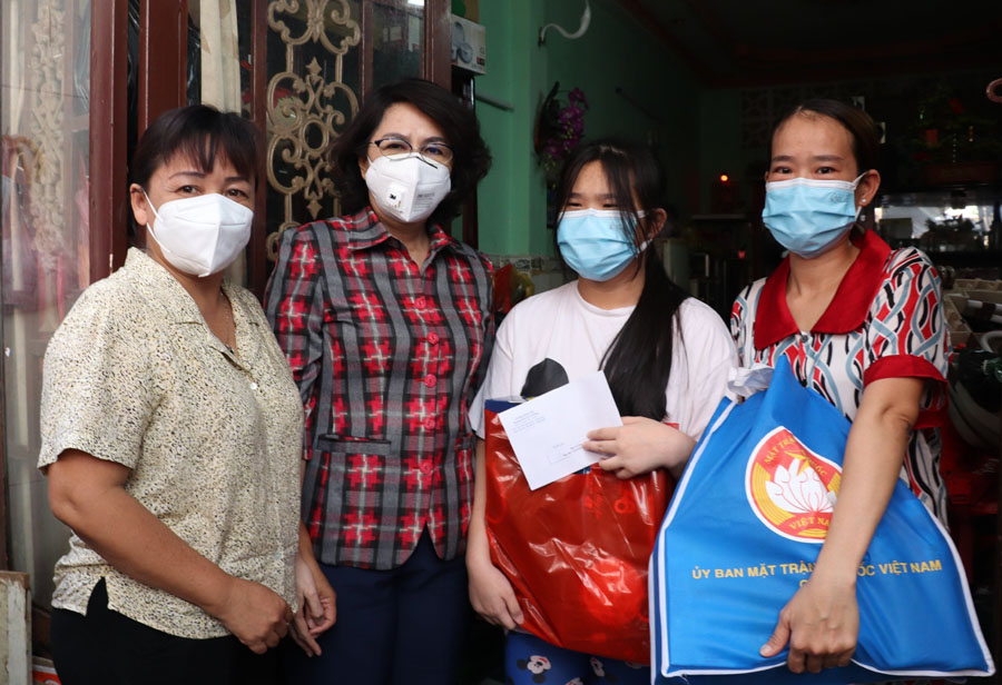 Chủ tịch Ủy ban MTTQ TP Hồ Chí Minh Tô Thị Bích Châu thăm hỏi và tặng quà cho các em mồ côi vì COVID-19 tại Quận 4.