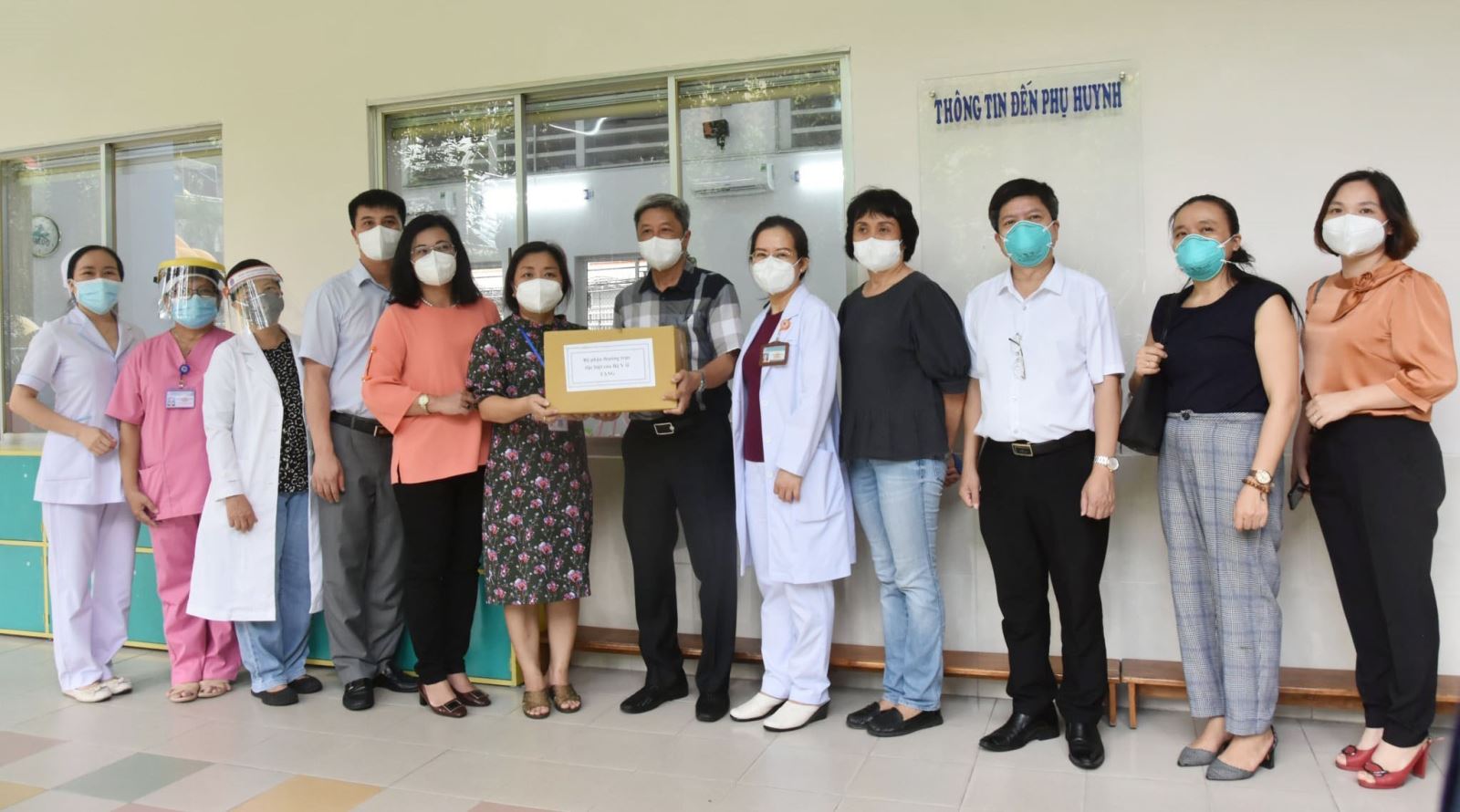 Thứ trưởng Bộ Y tế Nguyễn Trường Sơn thăm, tặng quà cho lực lượng chăm sóc trẻ em có mẹ mắc COVID-19 tại Trung tâm H.O.P.E (Bệnh viện Hùng Vương).