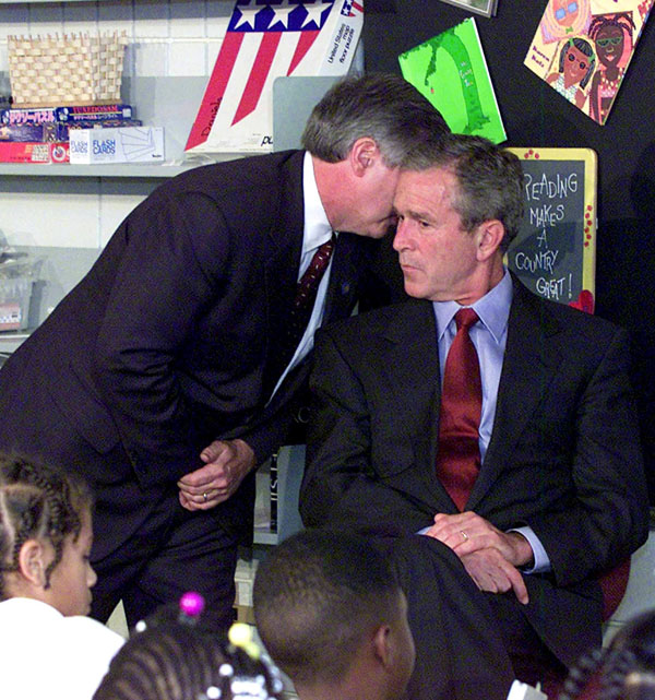 Chánh văn phòng Andrew Card thì thầm vào tai Tổng thống George W. Bush, thông báo “Nước Mỹ bị tấn công”, sáng 11/9/2001. Ảnh: Getty Images