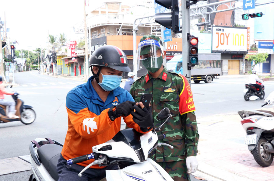Cán bộ chiến sỹ Sư đoàn 309, Quân đoàn 4 tăng cường tham gia kiểm soát giao thông trên đường Cộng Hòa, TP Hồ Chí Minh.