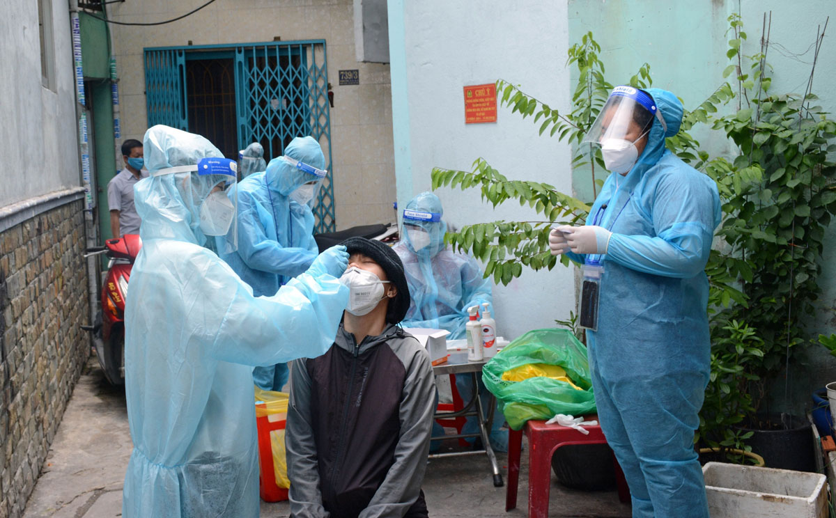 Tổ công tác Học viện Quân y phối hợp cùng địa phương lấy mẫu tầm soát COVID-19 tại phường 9, Quận 8, TP Hồ Chí Minh.