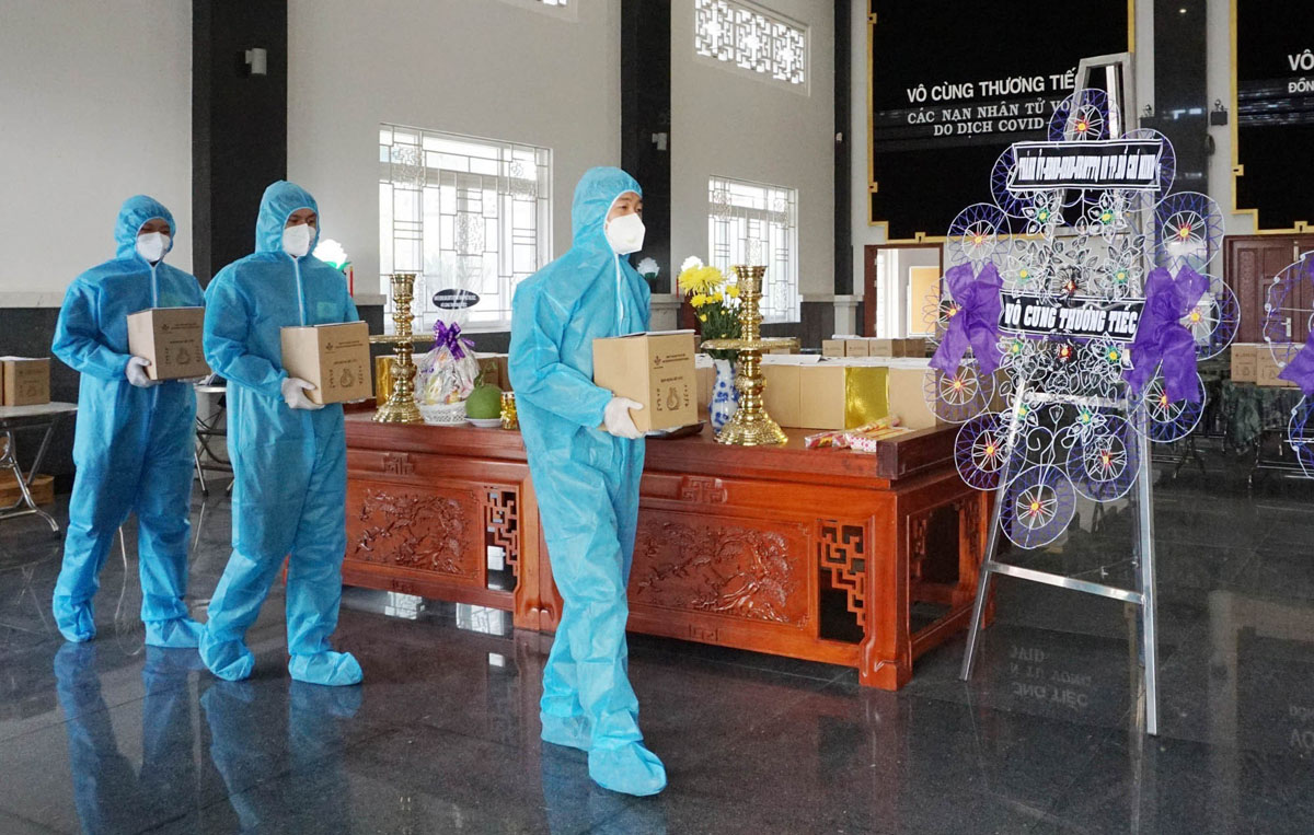Cán bộ, chiến sỹ Ban Chỉ huy quân sự quận Bình Chánh tiếp nhận tro cốt người mất vì COVID-19 để chuyển về cho nhân thân.