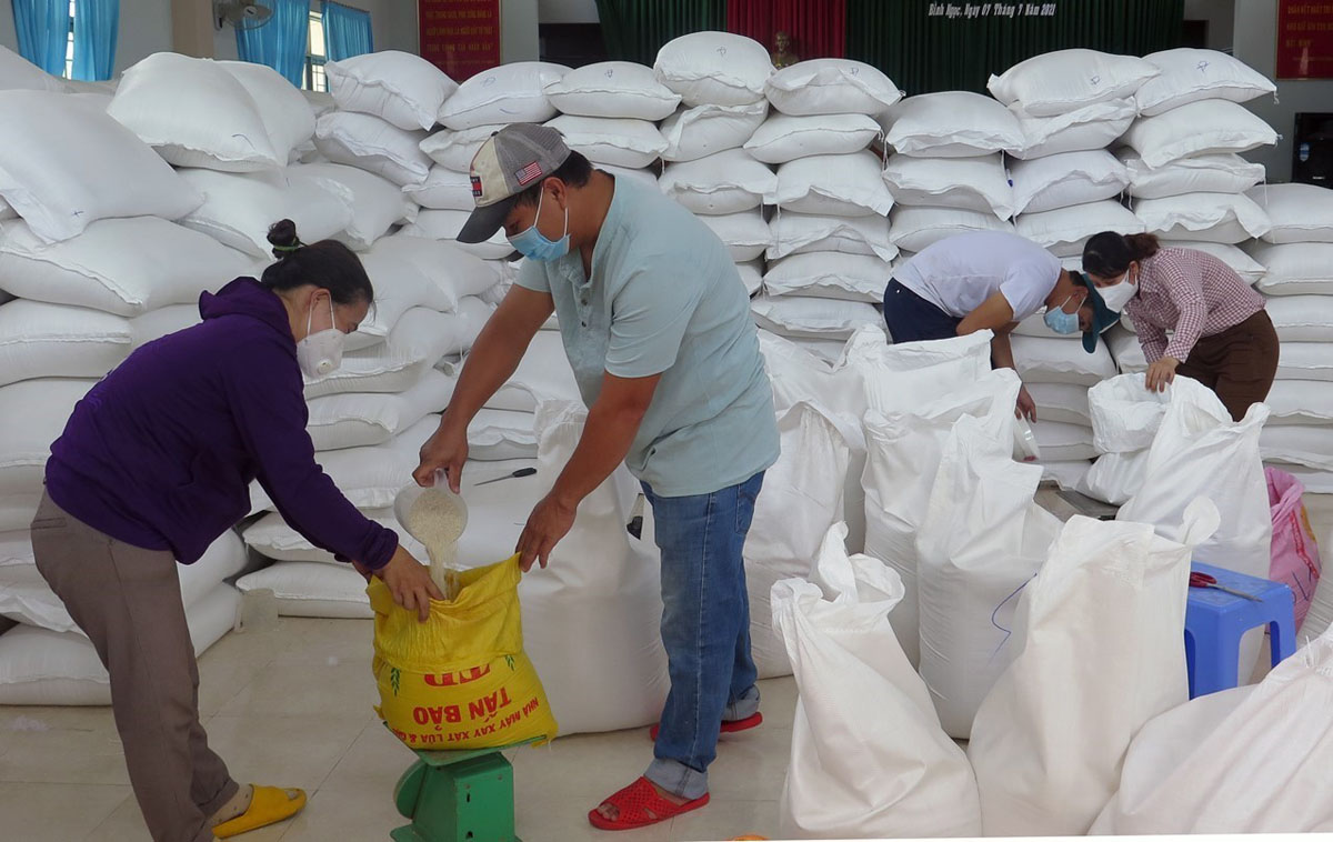 Tổ chức xuất, cấp gạo cho người dân gặp khó khăn tại xã Bình Ngọc, thành phố Tuy Hòa (Phú Yên).