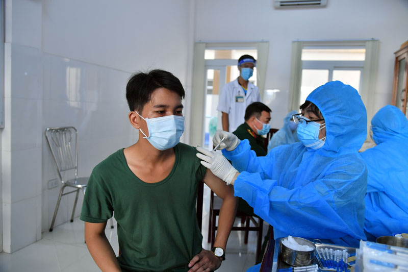 Tiêm vaccine phòng COVID-19 mũi 2 cho các đối tượng ưu tiên tại Kiên Giang.
