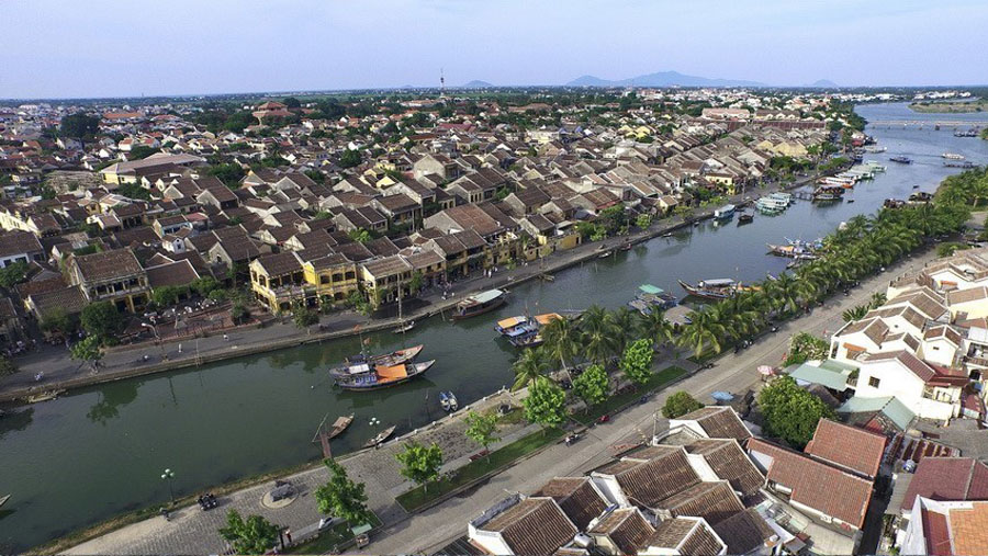 Toàn cảnh thành phố Hội An, nằm bên bờ sông Hoài.