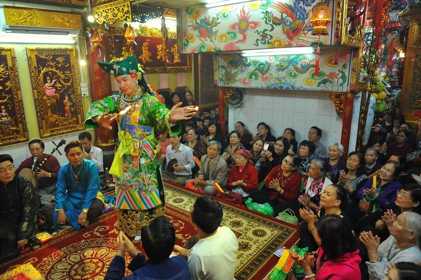 Tín ngưỡng thờ Mẫu hướng đến cuộc sống thực tại của con người với ước vọng sức khỏe, tài lộc, may mắn.