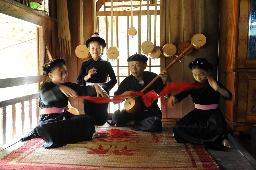 Nghệ nhân truyền dạy cho thế hệ trẻ những làn điệu Then cổ.