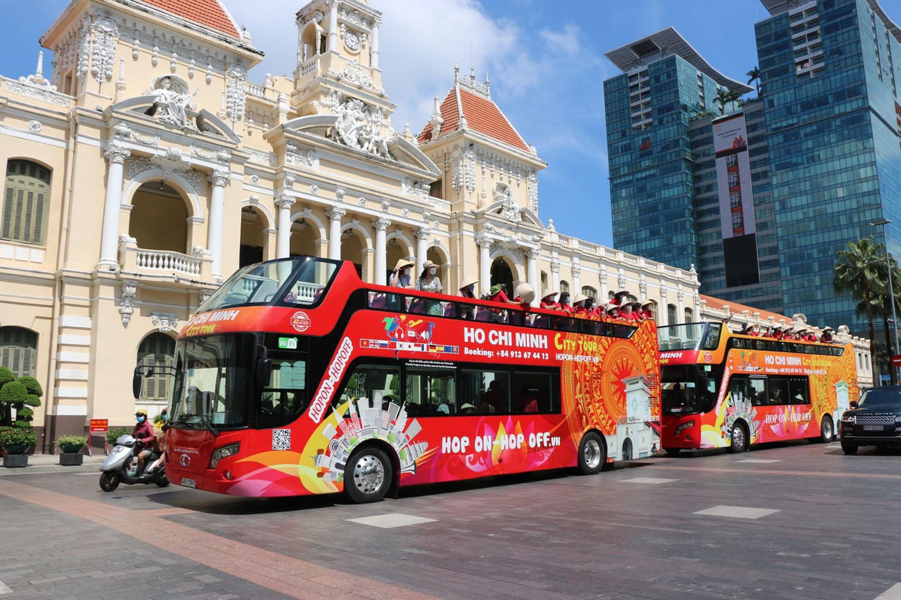 Tuyến xe buýt vòng quanh TP Hồ Chí Minh phục vụ nhu cầu tham quan, thưởng lãm của du khách.