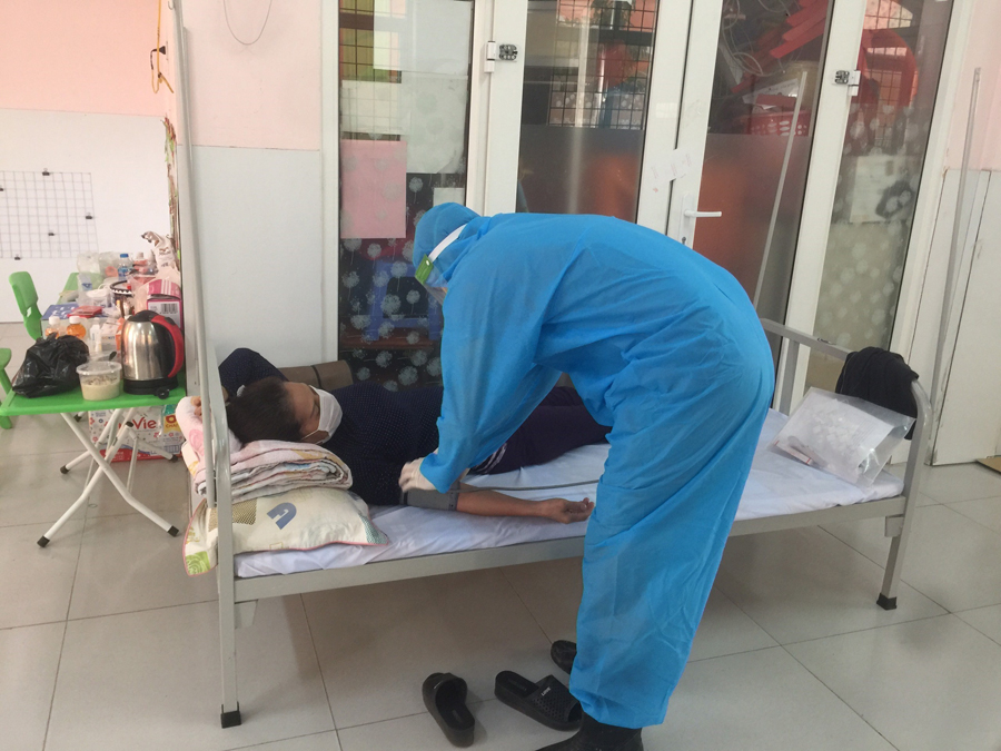Nhân viên Trạm Y tế lưu động phường Ngọc Khánh chăm sóc cho các F0.