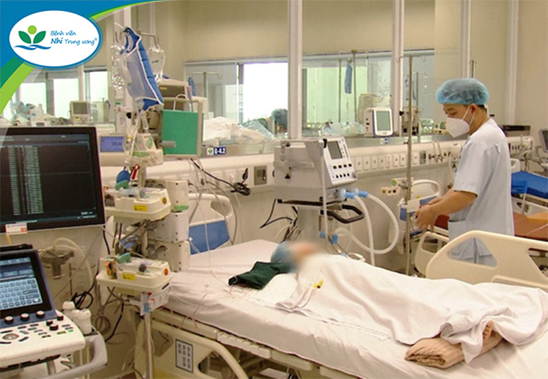 Điều trị cho trẻ tại Bệnh viện Nhi Trung ương.