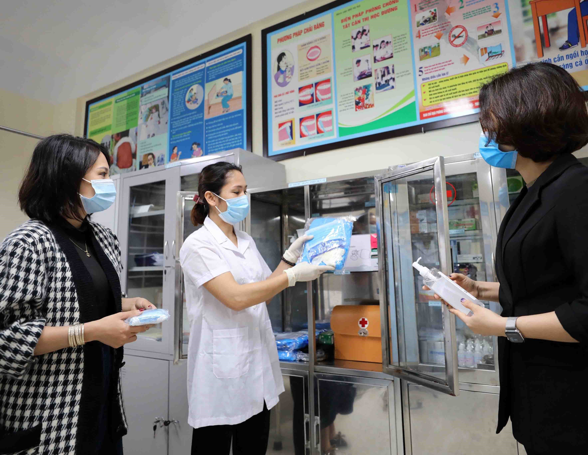 Nhân viên y tế trường học trực tiếp phối hợp với cơ quan y tế địa phương xây dựng kế hoạch phòng, chống dịch COVID-19 tại nhà trường.