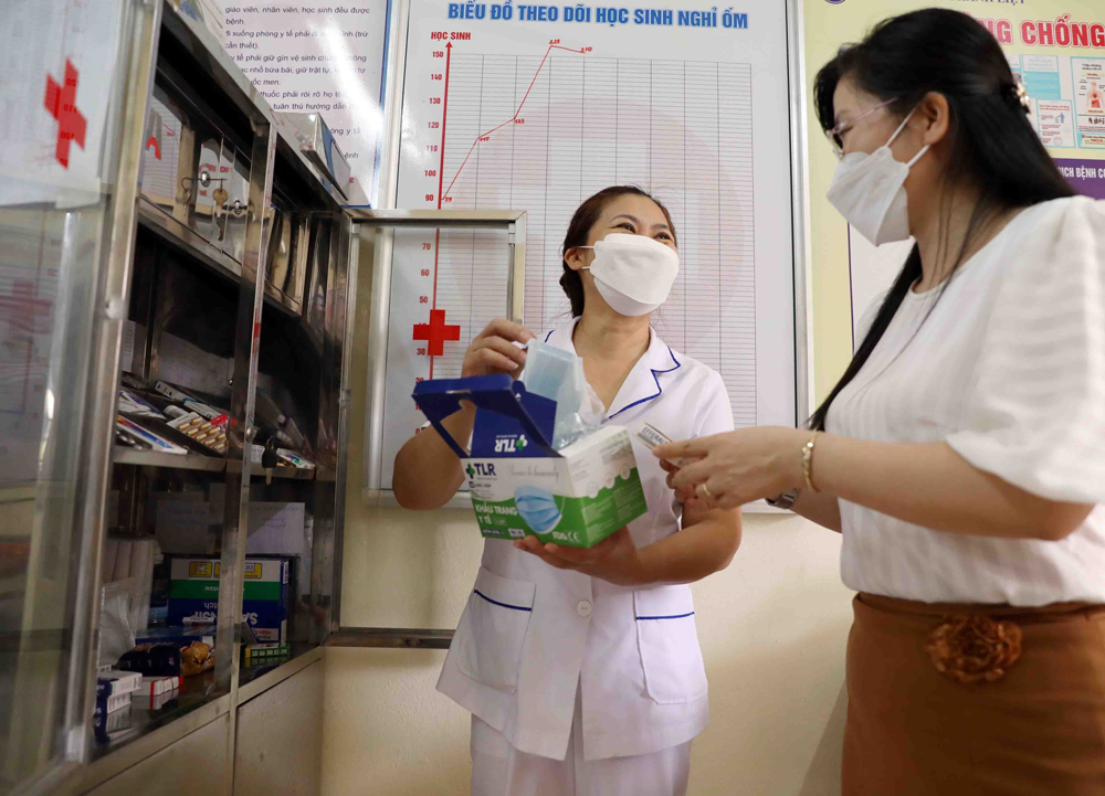 Đảm bảo phòng y tế tại trường học có đầy đủ trang thiết bị y tế phòng chống, dịch hằng ngày.