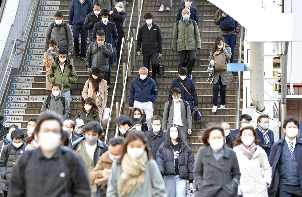 Người dân đeo khẩu trang phòng dịch COVID-19 tại Tokyo, Nhật Bản, ngày 7/3/2022.