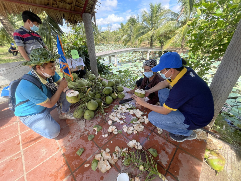 Du khách thưởng thức dừa Bến Tre.