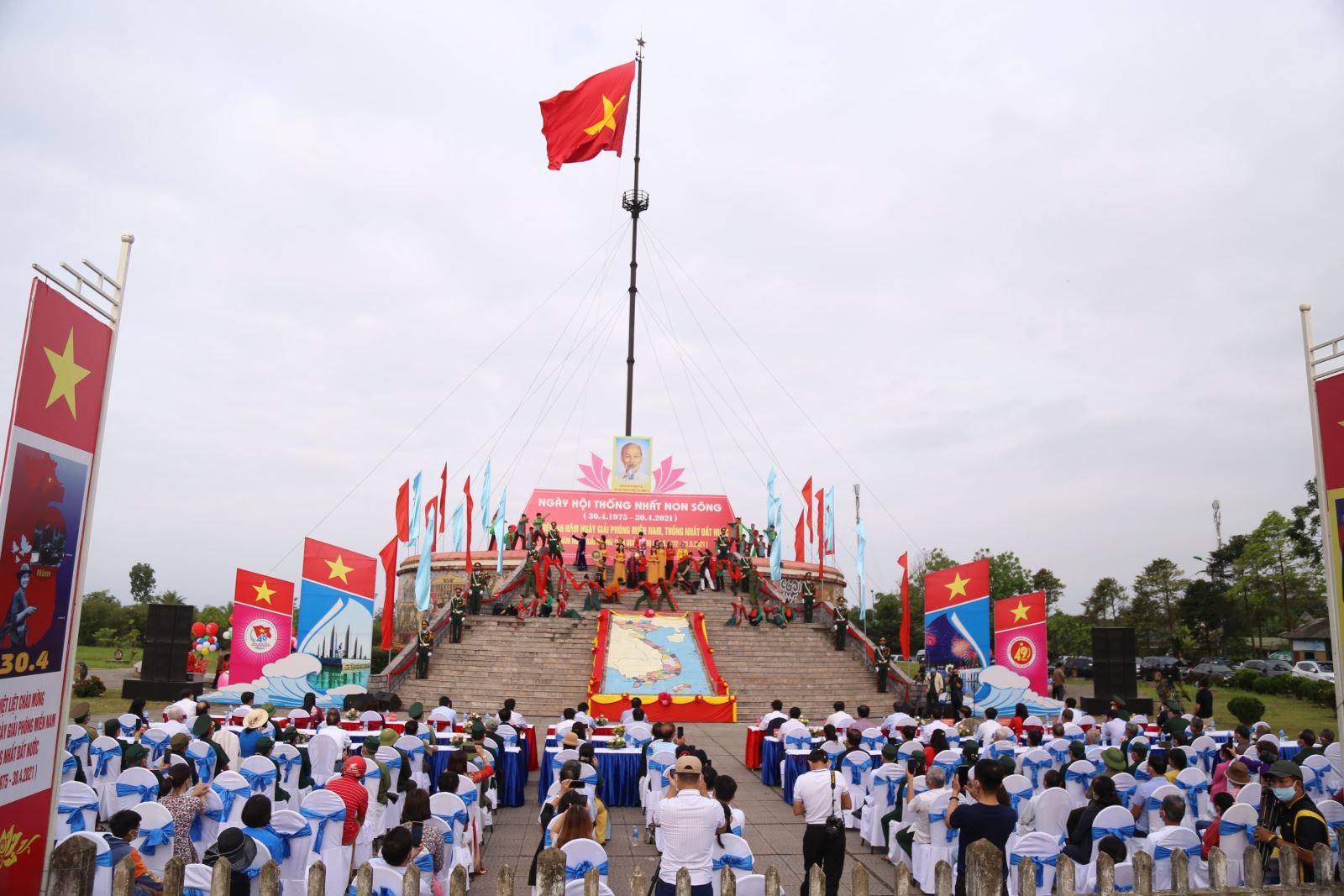 Lễ thượng cờ “Thống nhất non sông” tại Kỳ đài Khu di tích quốc gia đặc biệt Đôi bờ Hiền Lương - Bến Hải, huyện Vĩnh Linh, tỉnh Quảng Trị.
