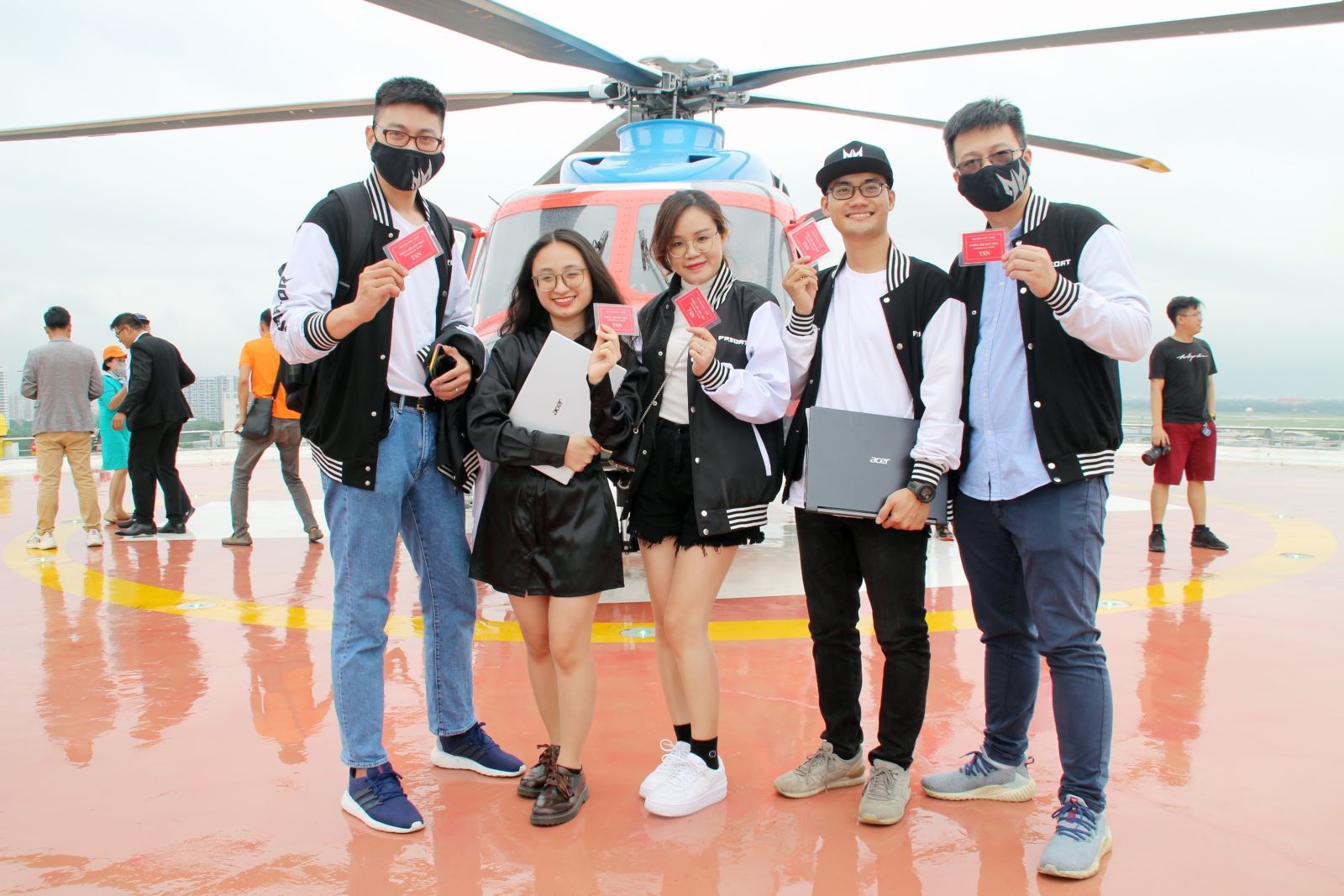 Du khách tham gia tour "Ngắm Thành phố Hồ Chí Minh từ trên cao" bằng trực thăng.