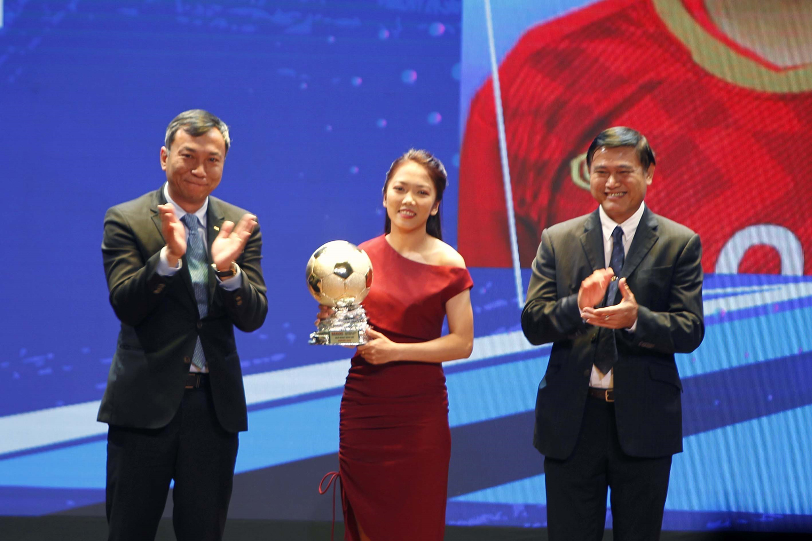Huỳnh Như nhận Quả bóng Vàng Việt Nam 2021.