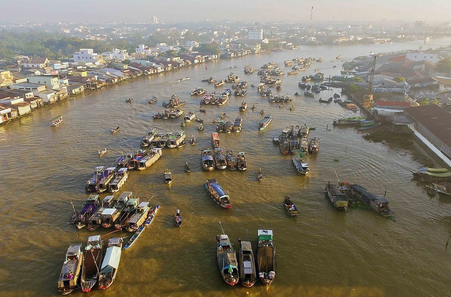 Chợ nổi Cái Răng (Cần Thơ) là một điểm tham quan du lịch đặc sắc của vùng Đồng bằng sông Cửu Long.