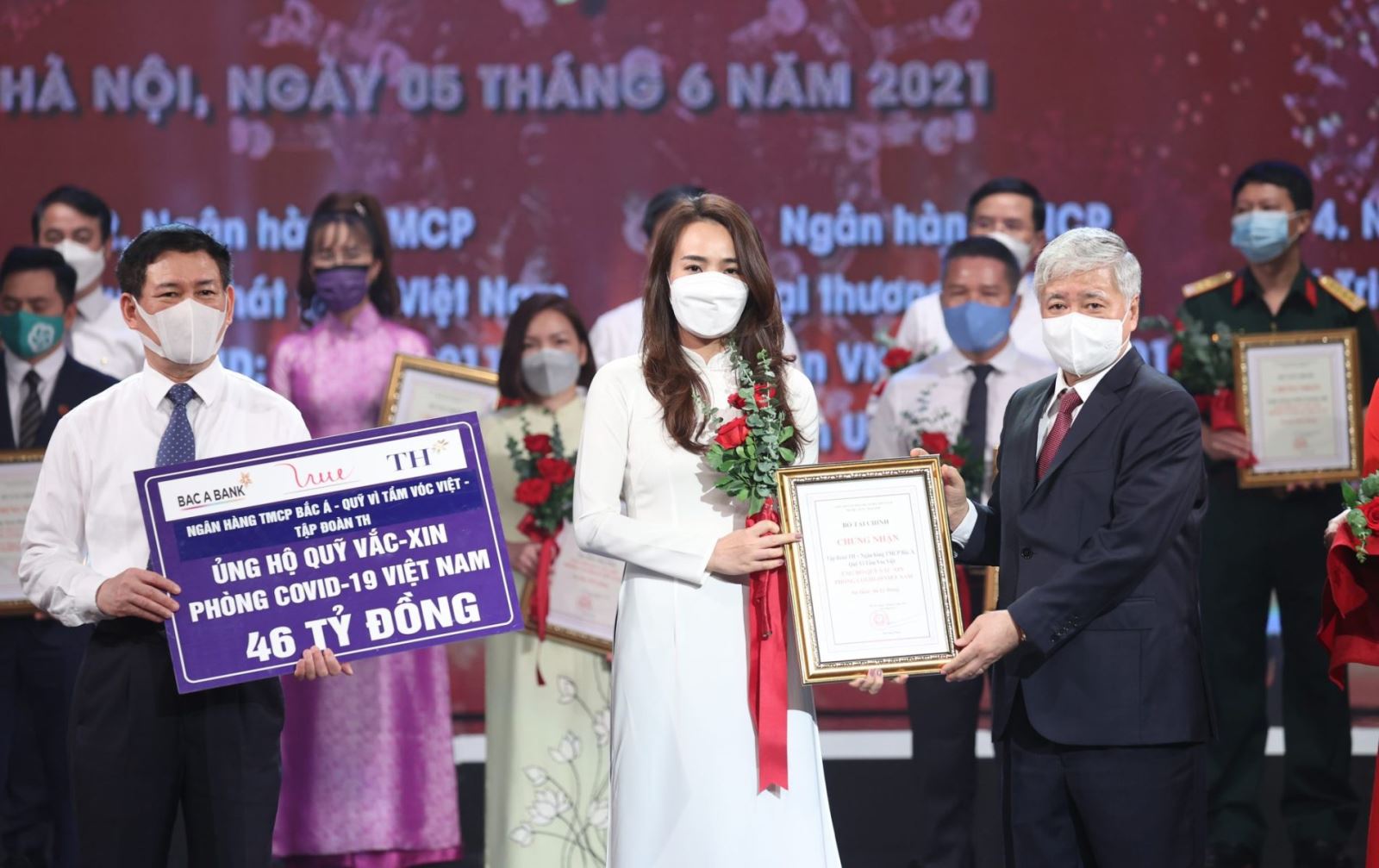 Chia sẻ khó khăn, trao yêu thương trong mùa dịch Covid- 19 ảnh 10