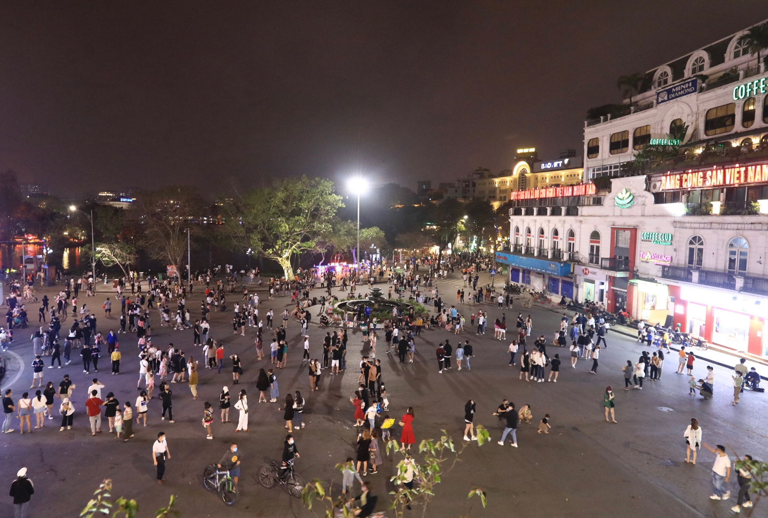 Người dân Thủ đô và du khách vui chơi tại phố đi bộ hồ Hoàn Kiếm.