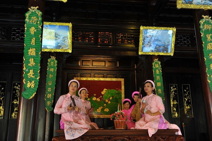 Biểu diễn Nhã nhạc cung đình Huế trong trang phục áo dài.