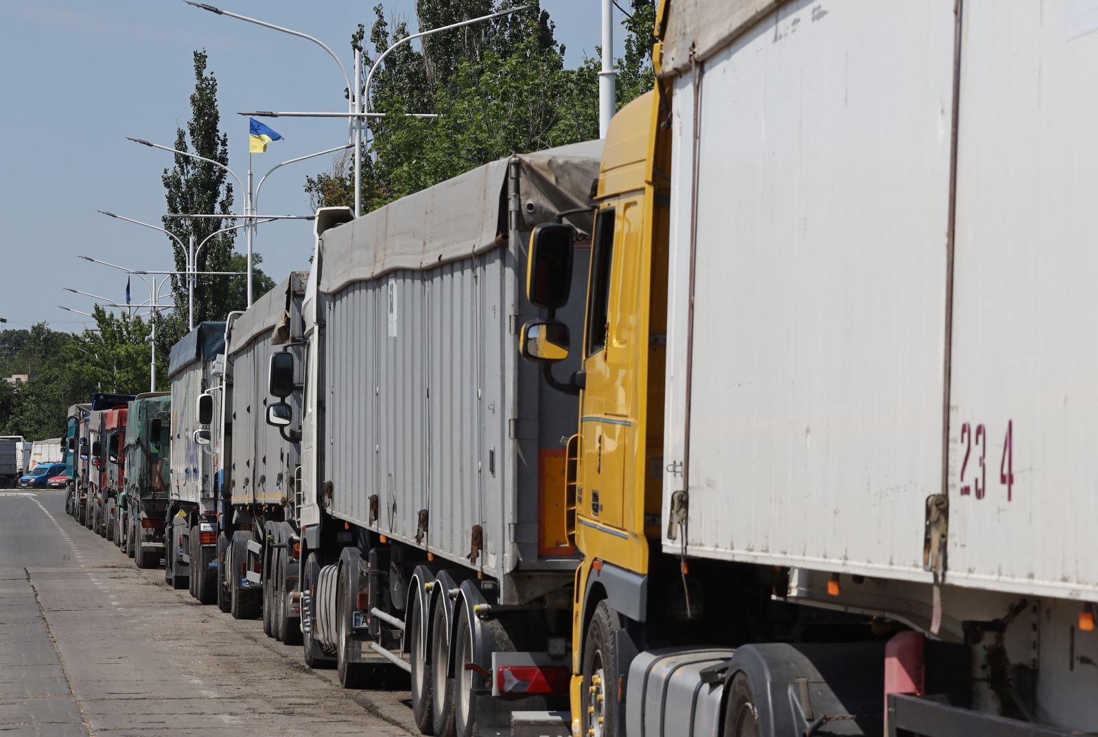 Xe tải chở lúa mì gần Izmail, thuộc vùng Odessa, Ukraine ngày 14/6/2022.