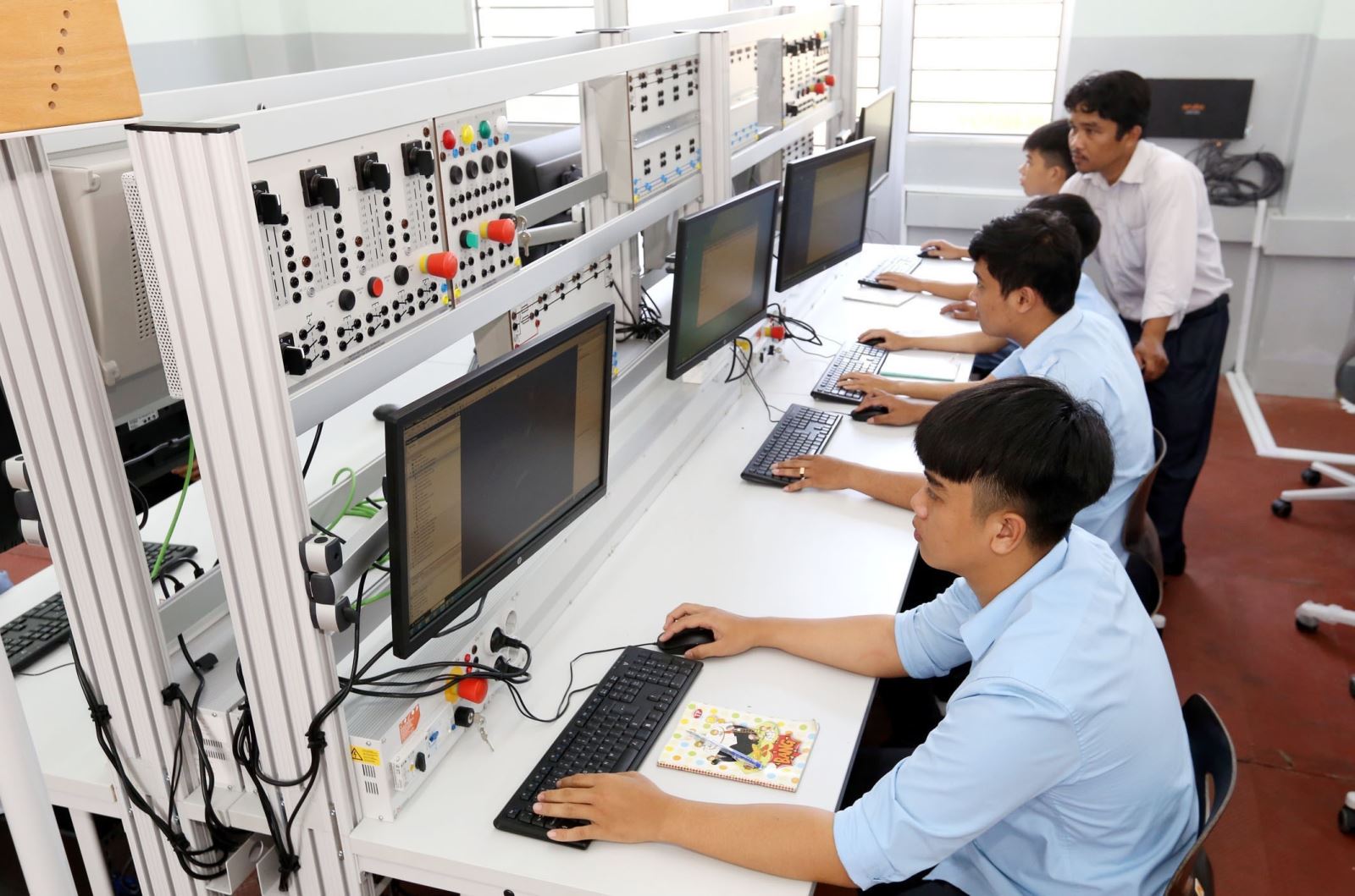 Một tiết học của sinh viên Trường Cao đẳng nghề tỉnh Long An tại Phòng thí nghiệm Điện - Điện tử.