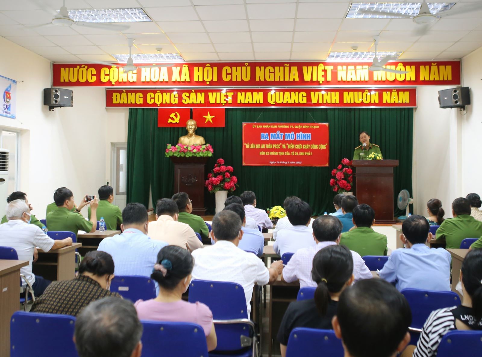 Tuyên truyền về mô hình "Tổ liên gia an toàn phòng cháy chữa cháy" cho các hộ dân ở phường 19, quận Bình Thạnh, TP Hồ Chí Minh.