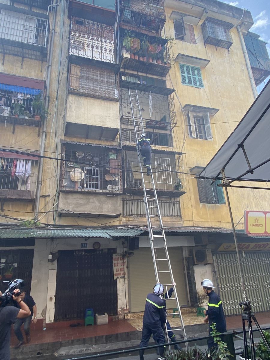 Công an quận Ba Đình (Hà Nội) thực hành hướng dẫn các kỹ năng chữa cháy, thoát hiểm khi hỏa hoạn xảy ra.