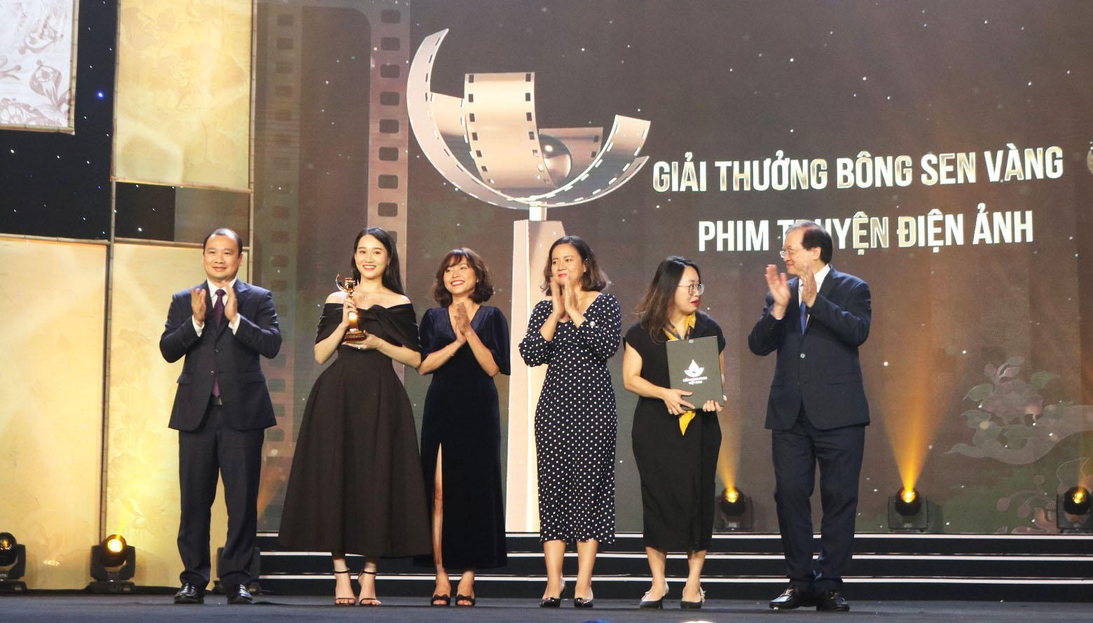 Bộ phim “Mắt biếc” đạt giải Bông sen Vàng thể loại phim Truyện điện ảnh tại Liên hoan phim Việt Nam lần thứ XXII.