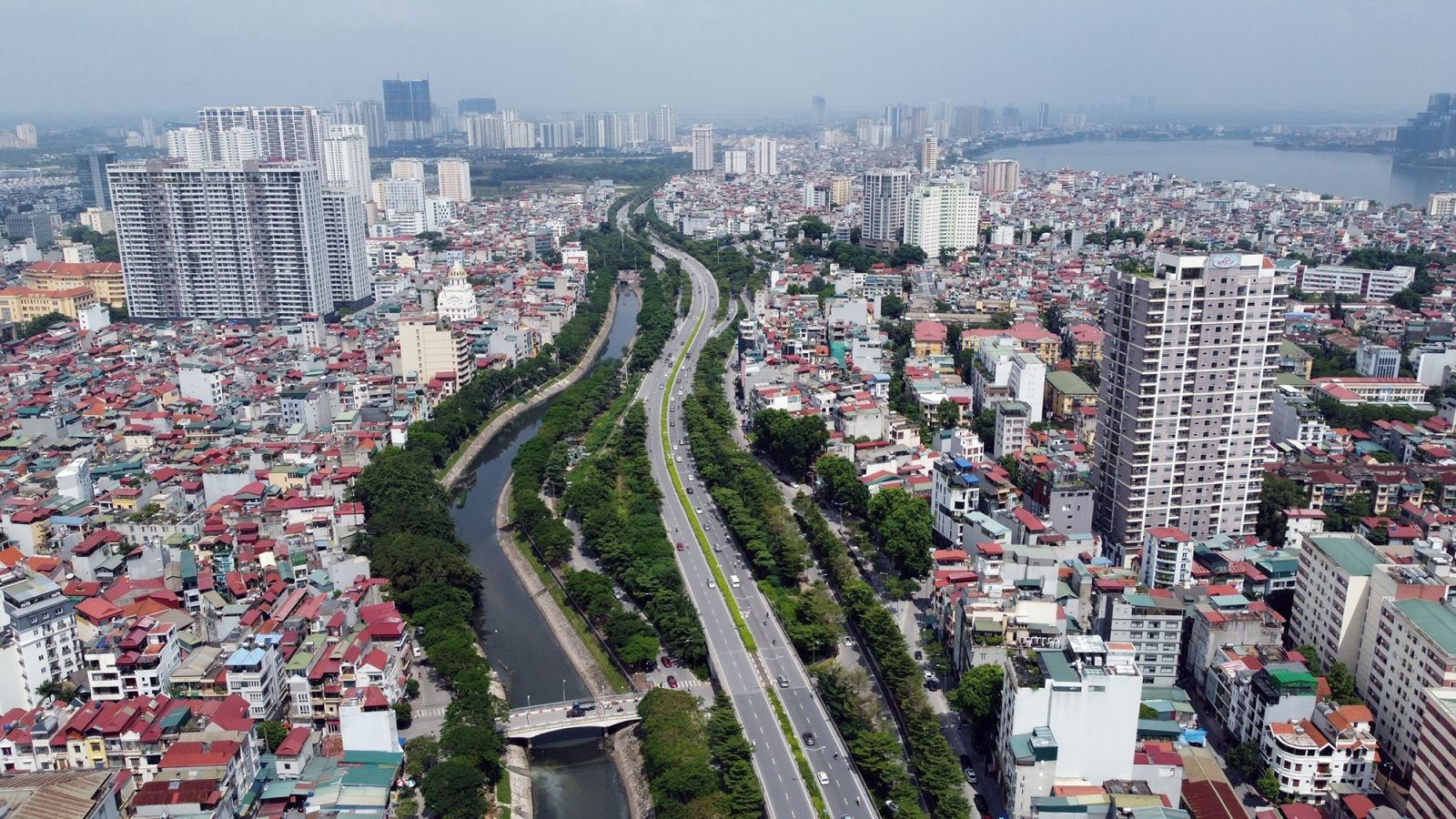 Đoạn đường Vành đai 2 bắt đầu từ nút giao Bưởi - Hoàng Quốc Việt, chạy uốn lượn dọc bờ sông Tô Lịch.