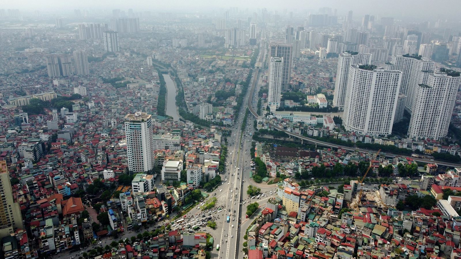 Hiện trạng xây dựng ở trục đường hướng tâm Nguyễn Trãi cùng với tuyến đường sắt trên cao Cát Linh - Hà Đông.