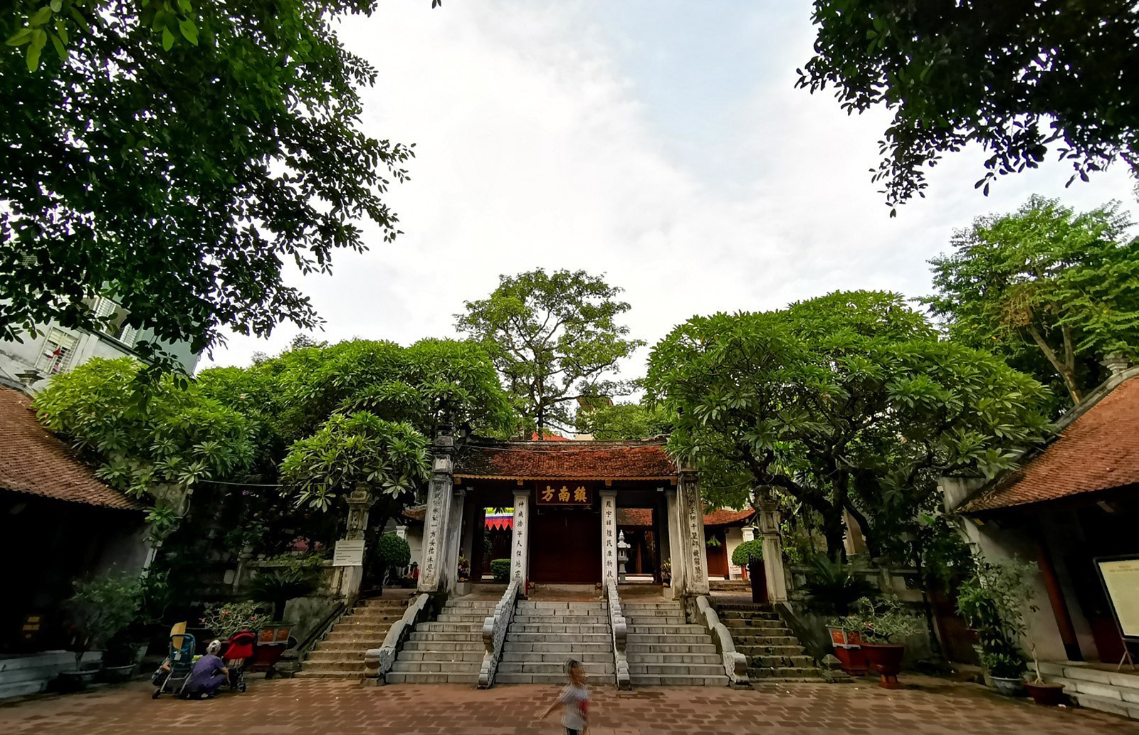 Theo tài liệu lưu giữ tại đền, đền Kim Liên được vua Lý Thái Tổ cho xây dựng ngay sau khi lập kinh đô Thăng Long (1010) nhằm mục đích bảo vệ kinh thành mới ở hướng Nam.