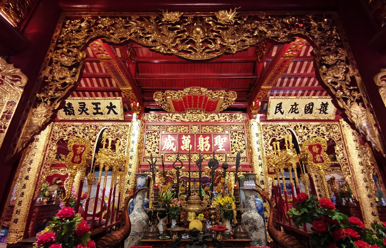 Cửa võng cuốn thư sơn son thếp vàng tại đền Kim Liên.