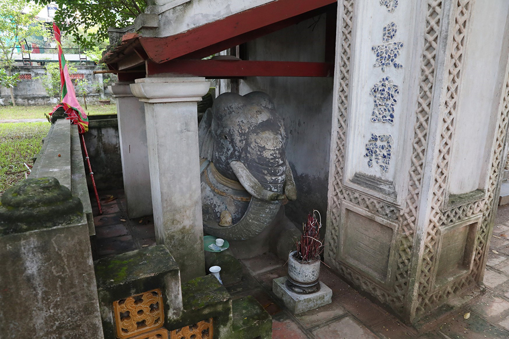 Sở dĩ gọi là đền Voi Phục vì phía trước đền có đắp hai con voi quỳ gối.