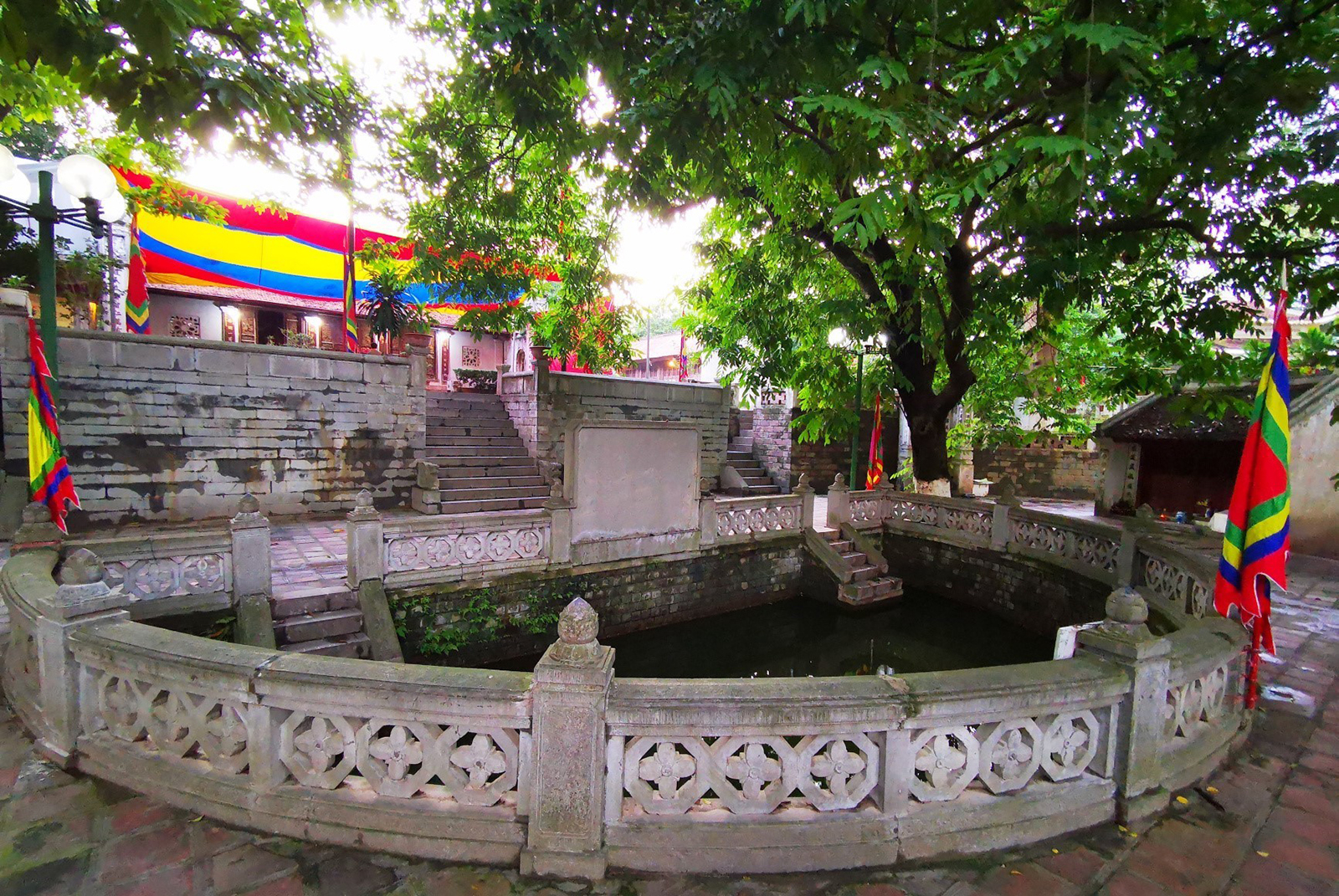 Giếng bán nguyệt tại đền Voi Phục.