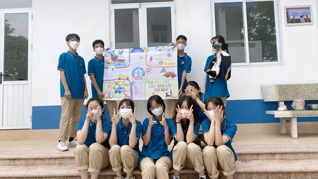 Học sinh Trường phổ thông Võ thuật Bảo Long (huyện Gia Lâm) hào hứng tham gia cuộc thi tìm hiểu về Luật Giao thông đường bộ.