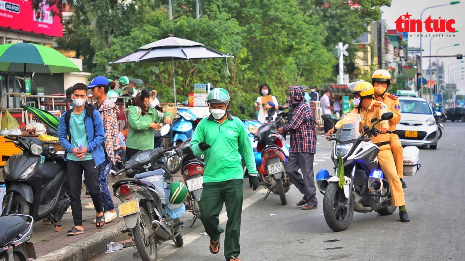 Cục Cảnh sát giap thông (CSGT) mở rộng mô hình tuần tra bằng xe mô tô chuyên dụng để giảm ùn tắc tại tuyến đường cửa ngõ Thủ đô Hà Nội.