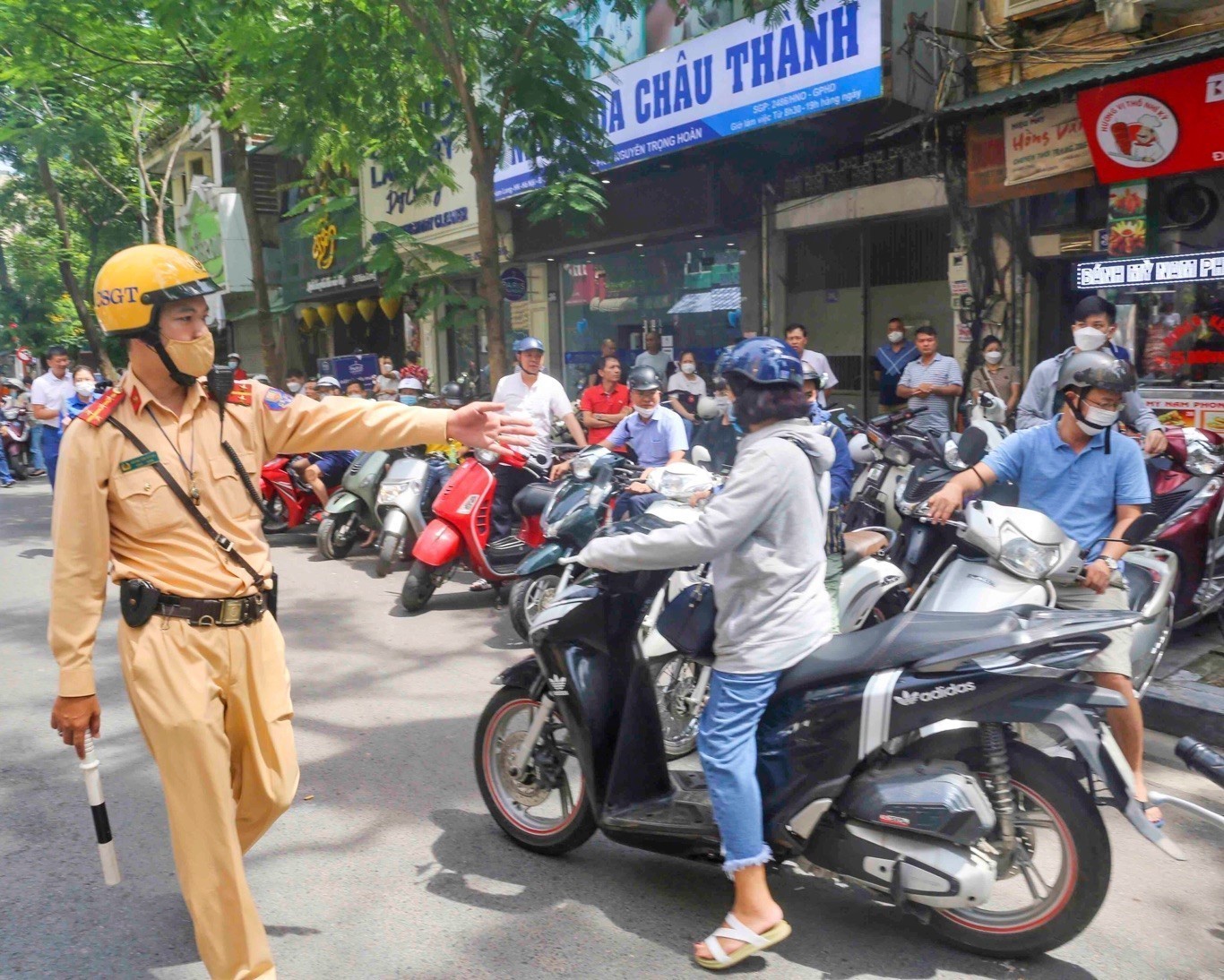 Lực lượng CSGT phân luồng giao thông tại cổng Trường THCS Ngô Sĩ Liên, quận Hoàn Kiếm (ảnh tư liệu).