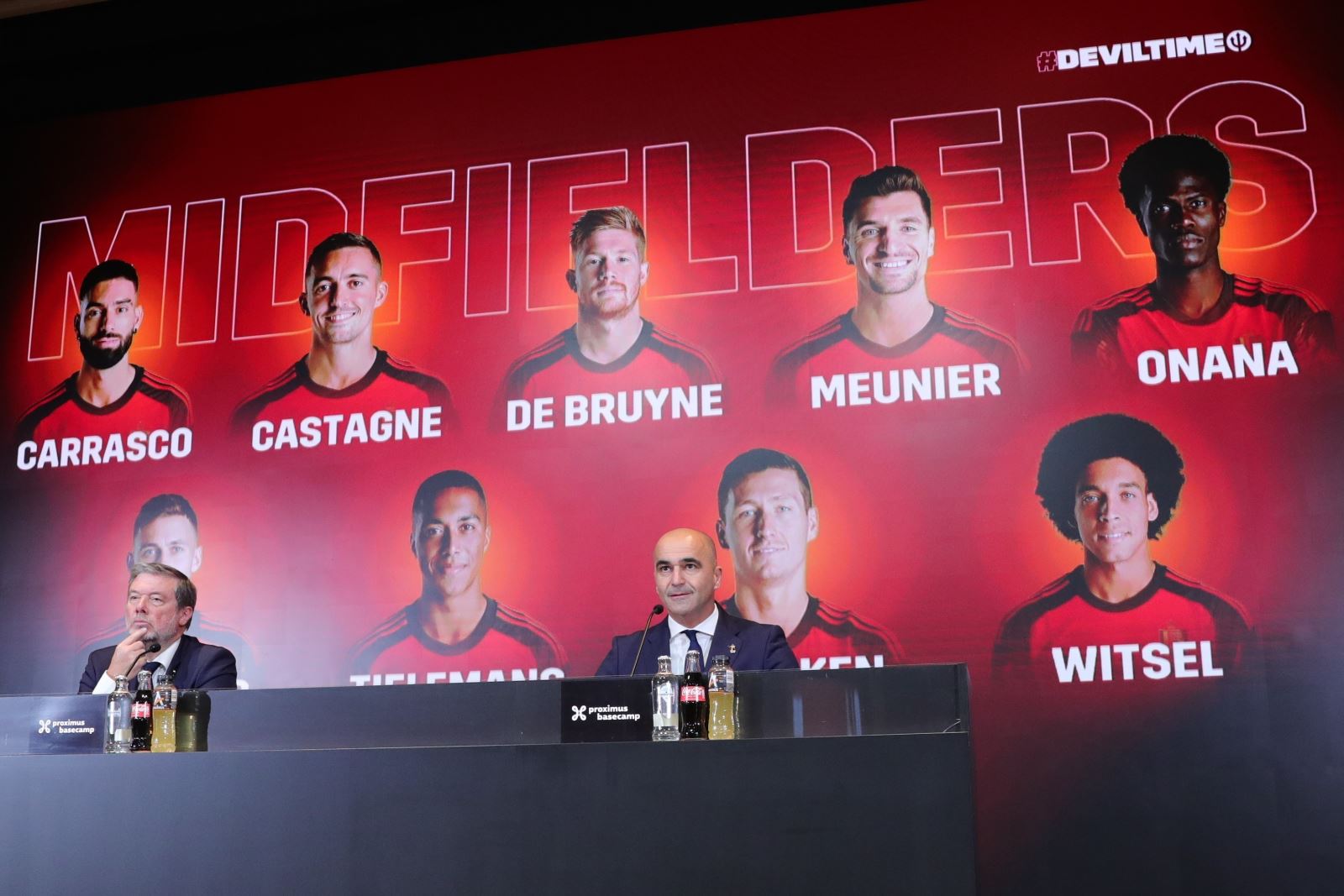 HLV Roberto Martinez (phải) công bố danh sách đội tuyển Bỉ tham gia World Cup 2022.