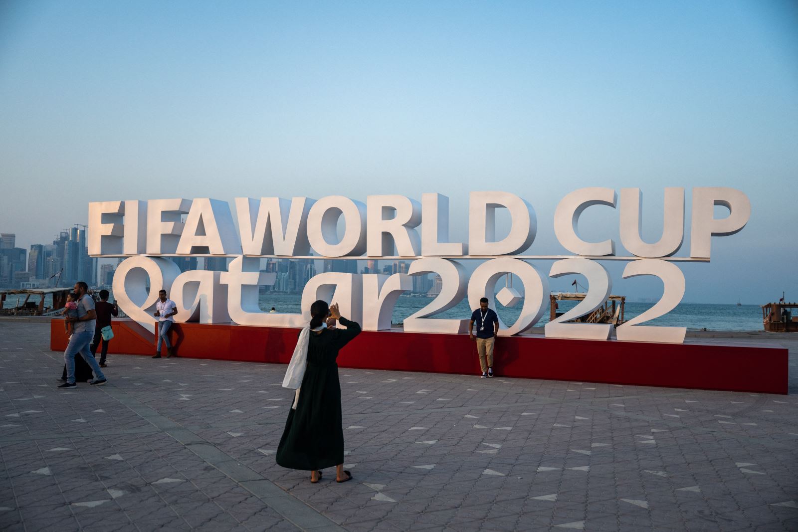Du khách chụp ảnh tại Doha, Qatar.