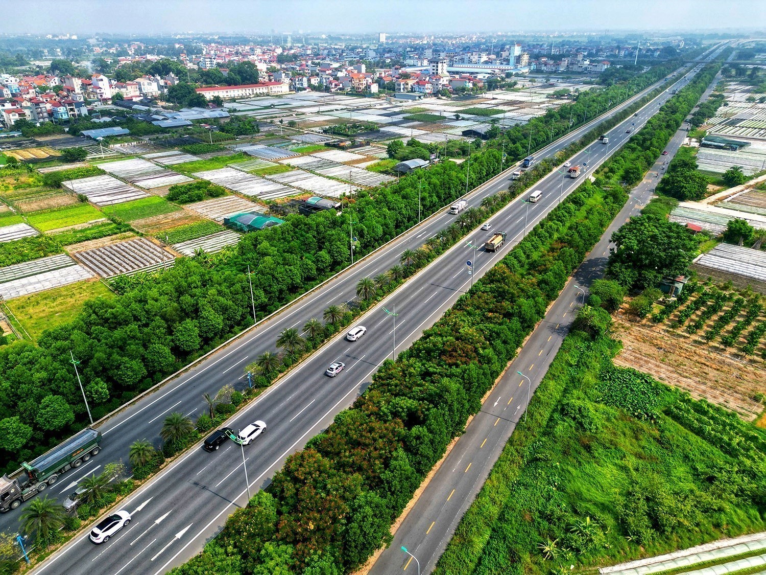 Đường Võ Nguyên Giáp - trục đường chính từ sân bay quốc tế Nội Bài vào trung tâm Hà Nội được trồng nhiều tầng cây xanh, tạo nên ấn tượng trong mắt người dân cũng như khách nước ngoài về một Thủ đô Hà Nội khang trang, đẹp và dịu mát.