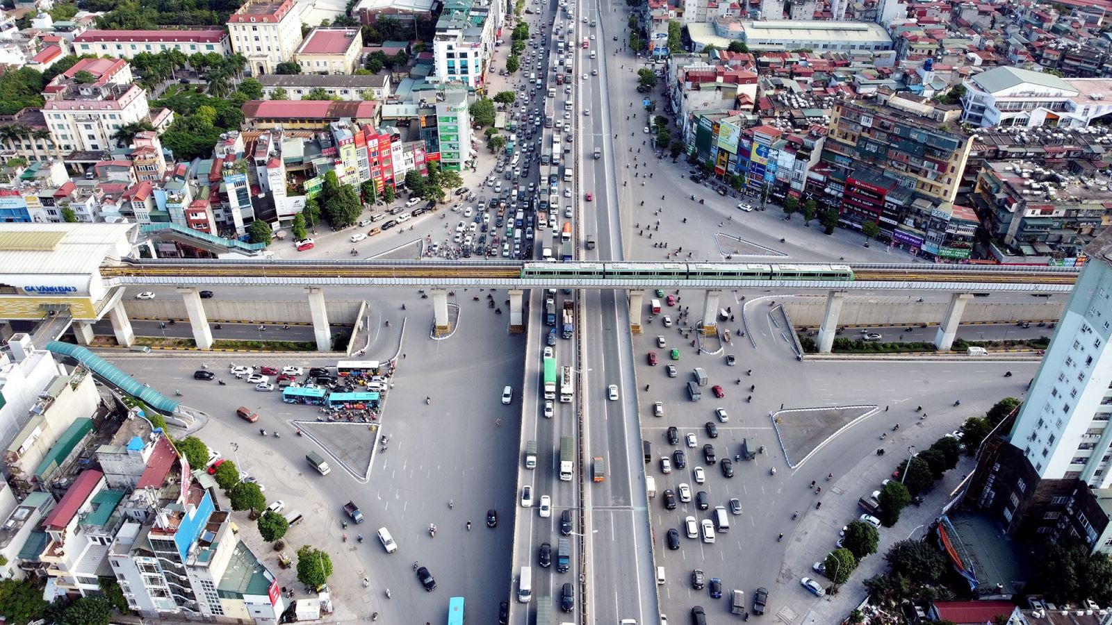 Nút giao thông Nguyễn Trãi - Thanh Xuân với 4 tầng giao thông trong đó có tuyến đường sắt trên cao Cát Linh - Hà Đông.