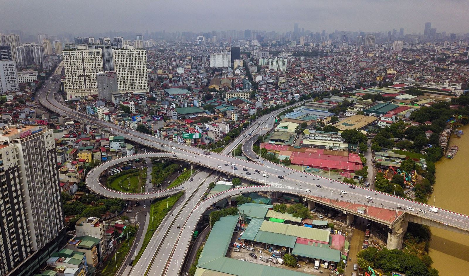 Nút giao thông phía Nam đầu cầu Vĩnh Tuy nối phố Minh Khai, Nguyễn Khoái với cầu Vĩnh Tuy.
