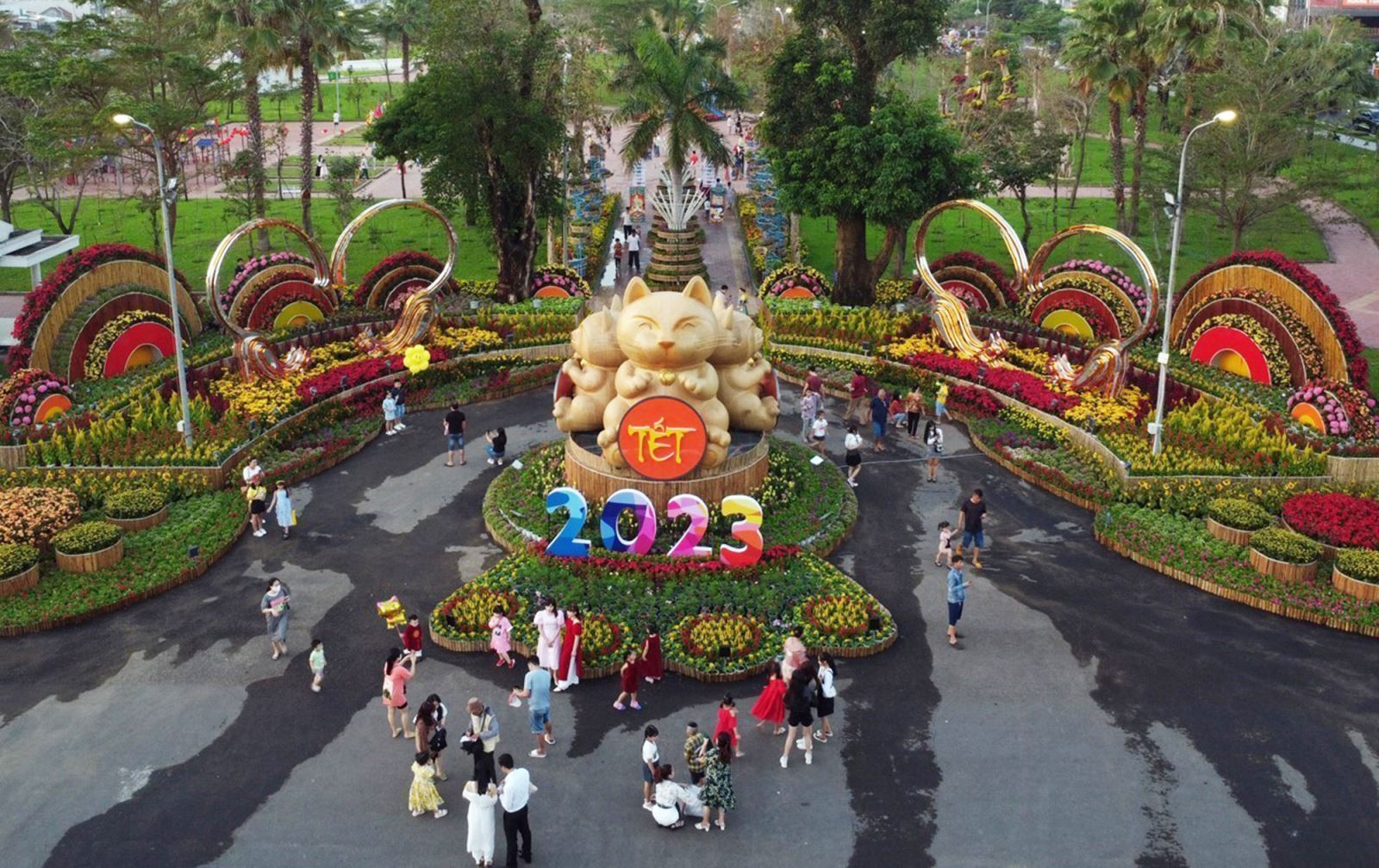 Đường hoa Xuân ở thành phố Tuy Hòa (Phú Yên) có chủ đề chính là “Tết thịnh vượng” với niềm tin đem vận may, phú quý, tài lộc.